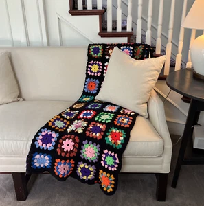 Coperta Roseanne colorata all'uncinetto afgano quadrata nonna vintage fatta a mano 48 x 86 - Foto 1 di 10