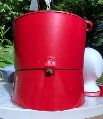 Estuche Peluca MOD De Colección MCM 1960 Sombrero Caja Equipaje de Viaje LÁPIZ LABIAL ROJO Grande 13" Foto 1 de 4