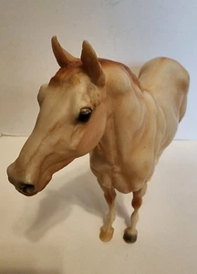 Breyer Adios Standing Quarter Horse Apricot Red Dun - Bild 1 von 4