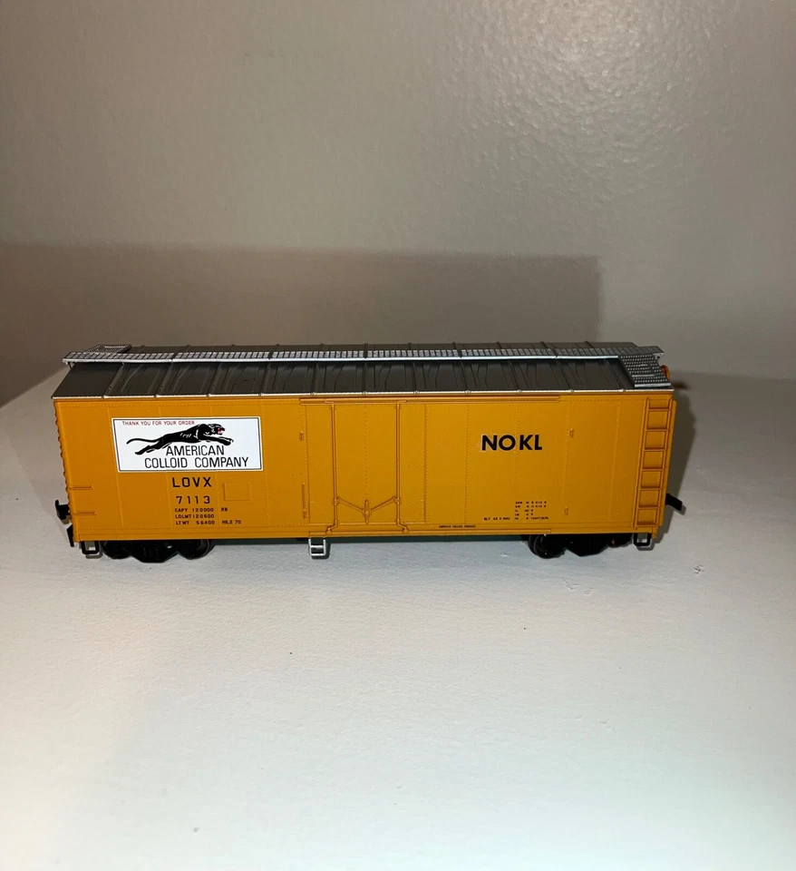Atlas HO Trainman 40’ Plug Door Boxcar- American Colloid Panther Logo 7113 - Image 1 of 3