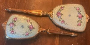 Impresionante JUEGO DE PINCELES ESPEJO VERDE GUILLOCHE VINTAGE AÑOS 1900 ESMALTE CON ROSAS - Imagen 1 de 7