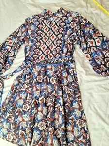 SUE SARTOR Kleid mit Print und langen Volantärmeln RAR Print Größe M?  schwarz rot blau - Bild 1 von 21