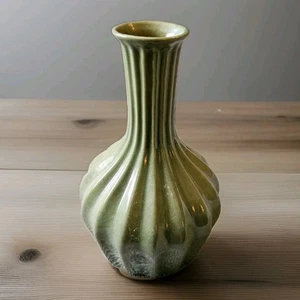 VTG Celadon Green Ribbed Vase Crackle Glaze Studio Pottery Korean Export MCM - Picture 1 of 4