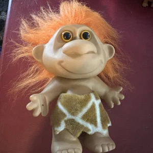 Figura de pelo naranja muñeca troll hombre cavernícola vintage  - Imagen 1 de 6