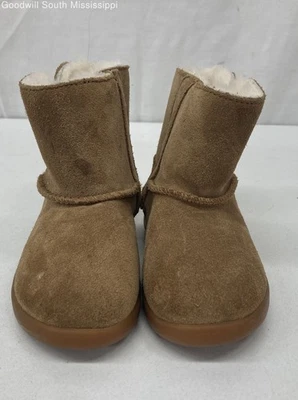 Bota de neve marrom Ugg para meninas 6 - Imagem 1 de 4