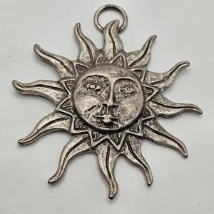 Silberfarbener Anhänger Sonnengesicht Himmelssonne Vintage Statement Stück Nachlass Fund - Bild 1 von 3