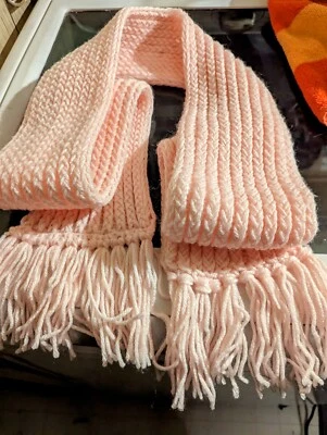 钩针手工围巾 60X 4 带流苏 美丽纹理 黄色或粉红色 — 第 1/4 张图片