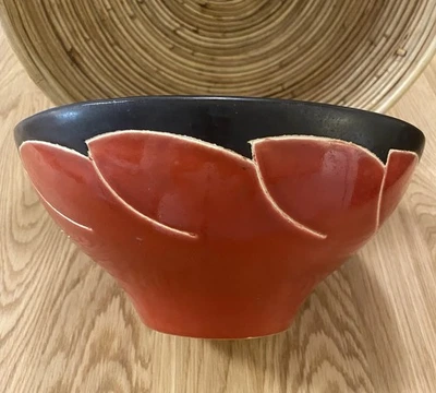 Cuenco decorativo de cerámica rojo y negro hecho en Vietnam. Foto 1 de 3