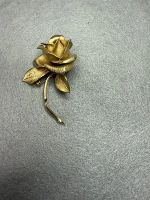 VINTAGE 2 1/2 INCH GIOVANNI SINGLE ROSE GOLDTONE BROOCH / PIN - Image 1 of 4