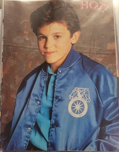 Bezaubernde junge Fred Savage blaue Jacke Pinup nostalgisch The Wonder Years - Bild 1 von 1