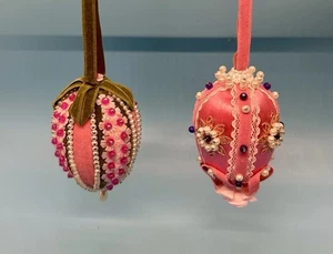 2 spille vintage perline ornamenti velluto rosa e raso fatte a mano uovo di Pasqua - Foto 1 di 11