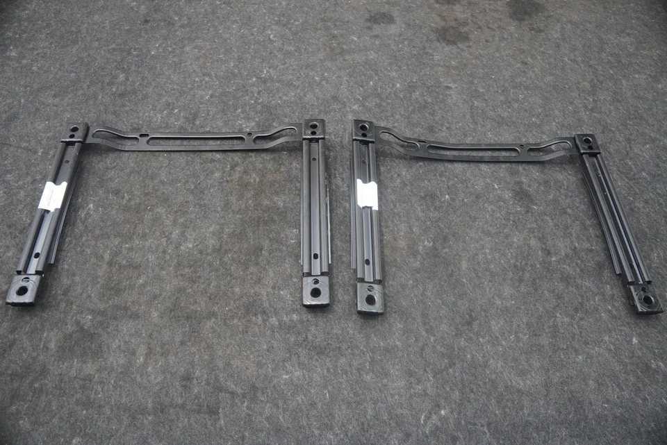 Juego de 2 soportes portadores de rieles de marco de asiento delantero 4ML881677 OEM Lamborghini Urus 2019 Foto 1 de 4