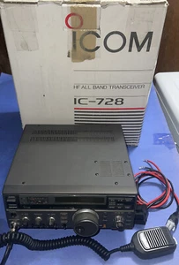 Nadajnik-odbiornik Icom IC-728, świetnie sprawdza się zdjęcia z podłączonym watomierzem. - Zdjęcie 1 z 24
