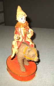 C1900-ANTICA BAMBOLA-SU ORSO DA CIRCO GIOCATTOLO-CONTENITORE CARAMELLE-BISQUE-GERMANIA FRANCESE-9" - Foto 1 di 22