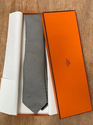 Corbata de seda Hermes gris patrón de rayas pequeñas con caja Foto 1 de 4