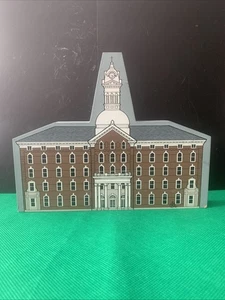 Madera de colección Cat's Meow Hometowne coleccionables Universidad de Kutztown PA Old Main - Imagen 1 de 8