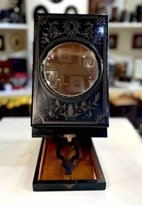 Graphoscope mono en bois noirci à décor de rinceaux et feuilles circa 1890 - Foto 1 di 5