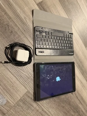 Tablet Apple iPad 5ta Generación Wi-Fi 32GB 9.7" Gris espacial Paquete con Estuche Teclado Foto 1 de 4