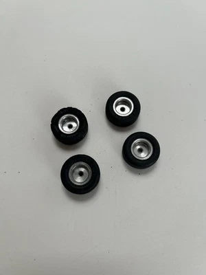 4 RUEDAS TRASERAS con NEUMÁTICOS para COCHES MONOGRAMA ENANO Y ESCALA 1/32 GP compra ahora ENVÍO GRATUITO Foto 1 de 2
