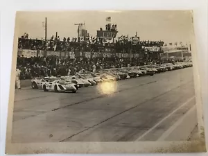 FOTO ORIGINAL PORSCHE 907 12HRS SEBRING 1968 HANS HERRMANN/SIFFERT - Imagen 1 de 3