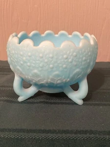 Fenton blau satiniertes Glas Orangenbaum 3 Fuß Kunstglas Vase Rosenschale Bonboniere - Bild 1 von 6