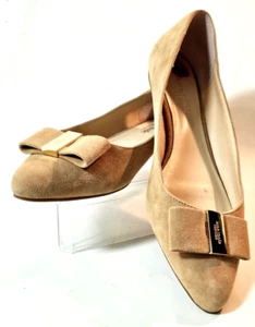 Zapatos planos de ballet de gamuza bronceada Kate Spade Nora con arco grabado en oro talla 8,5M - Imagen 1 de 8