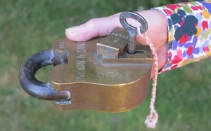 Chubb (Fathdin & Sons) heavy vintage brass padlock.Impressive 8 levers .1935 - Picture 1 of 9