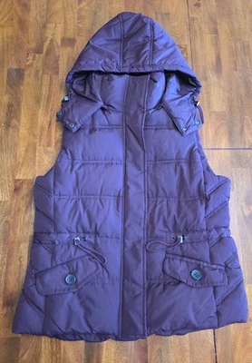 Esprit Damas Borgoña Plumón Relleno Chaleco Puffer Capucha Extraíble Talla Grande Foto 1 de 4