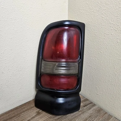 Luz trasera izquierda original Dodge Ram 1500 2500 3500 1994-2001 53907 Foto 1 de 4