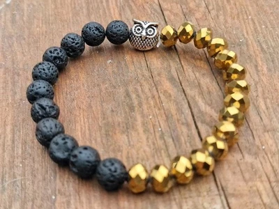 Bracciale talismano – Pietra Lavica, perle oro e gufo - Immagine 1 di 3
