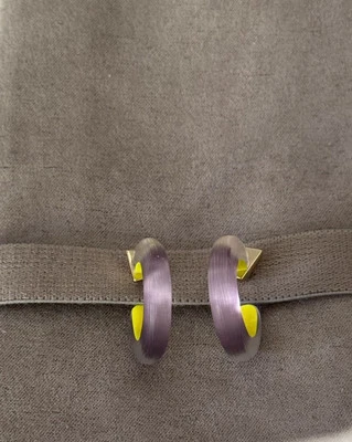 Pendientes de aro pequeños Alexis Bittar 100 % auténticos púrpura lucita/amarillo esmalte Foto 1 de 4