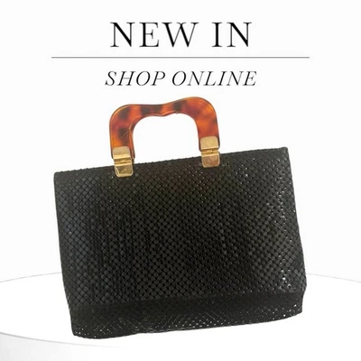 Antiga bolsa de mão de malha de metal preto década de 1960 alças Lucite fecho de pressão 14" x 12,5" - Imagem 1 de 4