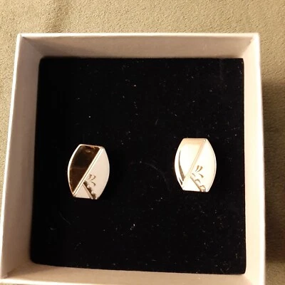 Gemelli da uomo in acciaio lucido e opaco, con piccoli disegni in acciaio dorato - Immagine 1 di 4