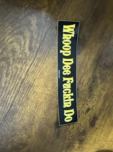 "Adesivo ""Whoop Dee Fuckin Do""...Auto, laptop, parete, casco...1 1/4""x6" - Foto 1 di 1