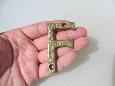 Letrero vintage de tienda de latón letra ""F"" nombre de placa antigua inicial 2,75"H Foto 1 de 4