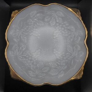 Anchor Hocking Milk Glass Textured Grapes Bowl Gold Gild Trim Wear Vintage - Picture 1 of 12