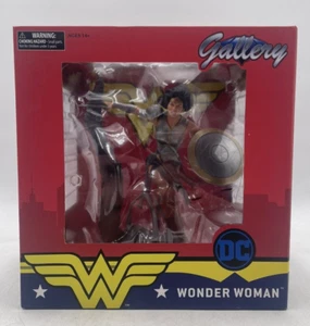 Diamond Select DC Gallery Wonder Woman PVC Diorama Sculpted by Cortes Studios - Picture 1 of 6