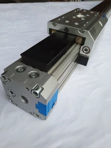 FESTO Linearantrieb DGPL-40-900-PPV-A-B-KF-GK-SH-D2 175136 Pneumatik neuwertig - Bild 1 von 6