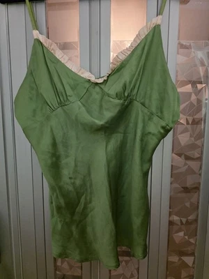 Cami Y2K 100 % seda verde regaliz con volantes rosa claro talla L Foto 1 de 4