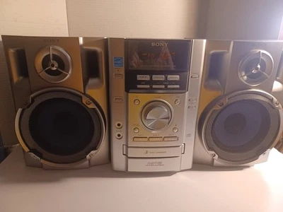 Sony Stereo  3 Disc Changer & Cassette Tape AM/ FM Radio HCD-EC50 In Good Condit - Image 1 of 4