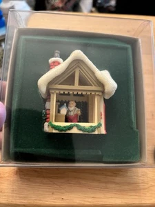 1982 Hallmark Adorno de Navidad Kris Kringle Taller de Papá Noel Nuevo Antiguo Stock - Imagen 1 de 18