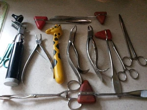 Antiguo Lote De Colección De Instrumentos Médicos Quirúrgicos Herramientas Pediátricas  - Imagen 1 de 13