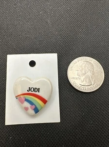Vintage 80er 80s Regenbogen Herz Namen Pin "Jodi" für Hut Tasche Jacke Shirt - Bild 1 von 2