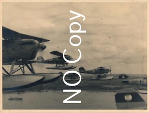Foto WK2 Heinkel HE 60 Marine Wasserflugzeug Staffel M2  im Verband Flug  X117 - Bild 1 von 1