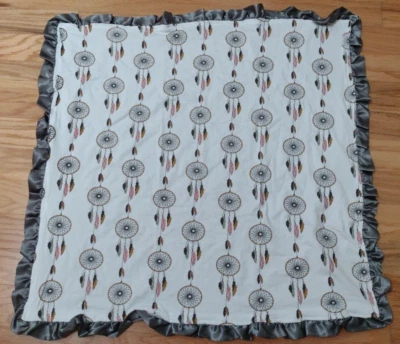 Manta de bebé Dreamcatcher suave y gris minky con volantes en la espalda Foto 1 de 4