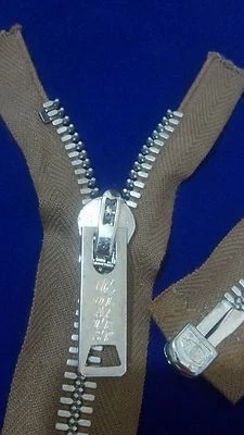 EE. UU. De Colección 1953 "ABRIGOS CLARK (adquiridos) CORONA" CREMALLERA/SEPARACIÓN Metal21"/L.BRN.COTTON Foto 1 de 4