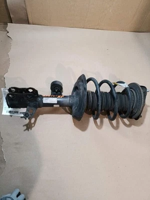 Стандартная передняя пассажирская стойка подвески модель L Le подходит для 18–24 CAMRY 293862 - Изображение 1 из 4