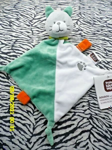 C/ DOUDOU TROIS KILOS SEPT CHAT BLANC VERT GRELOT 33CM TETINE 100% NEUF 4 DISPO - Imagen 1 de 2