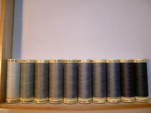 10 SPOLETTE FILO GUTERMANN 100% Poliestere 100 mt TONALITA' GRIGIO VEDI INFO - Foto 1 di 3