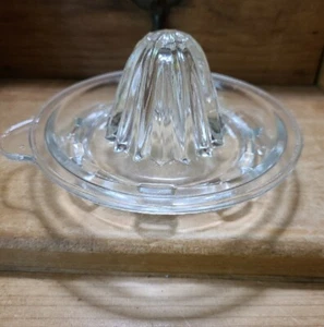 VINTAGE CLEAR GLASS REAMER JUICER HANDLE SLOTS - Picture 1 of 8